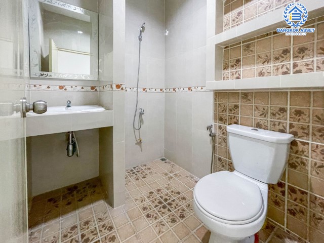 *****ทาวน์เฮ้าส์มือสองย่านนนทบุรี ม.นิวเวิลด์วิลล์ บางบัวทอง-สุพรรณบุรี บนเนื้อที่ 20 ตร.ว. ฟังก์ชัน 2 ห้องนอน 2 ห้องน้ำ 1 ที่จอดรถ แถมฟรี! 1 เครื่องปรับอากาศ เดินทางสะดวก หน้าโครงการติดถ.บางบัวทอง-สุพรรณบุรี เชื่อมต่อหลายเส้นทาง ถ.กาญจนาภิเษก ถ.สะพานนนทบุรี-บางบัวทอง